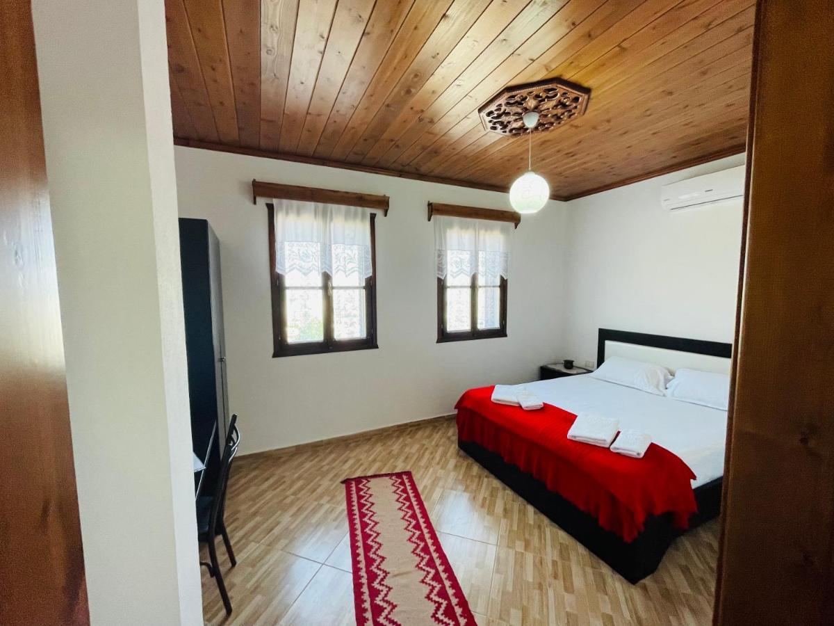 Denis Guesthouse 1930 Gjirokastër Buitenkant foto