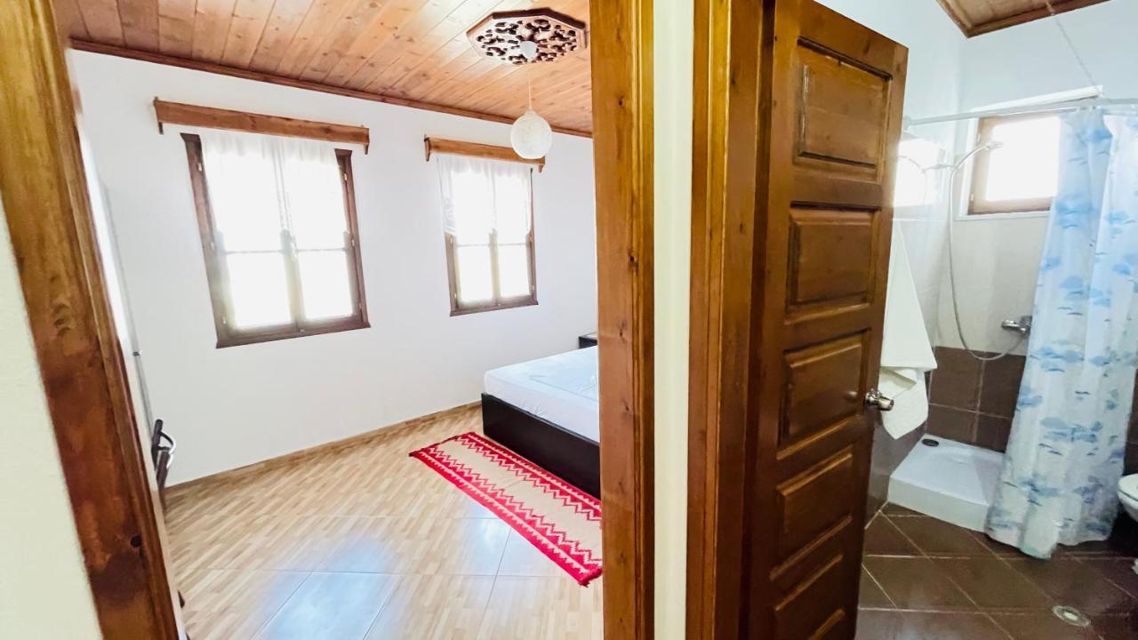 Denis Guesthouse 1930 Gjirokastër Buitenkant foto