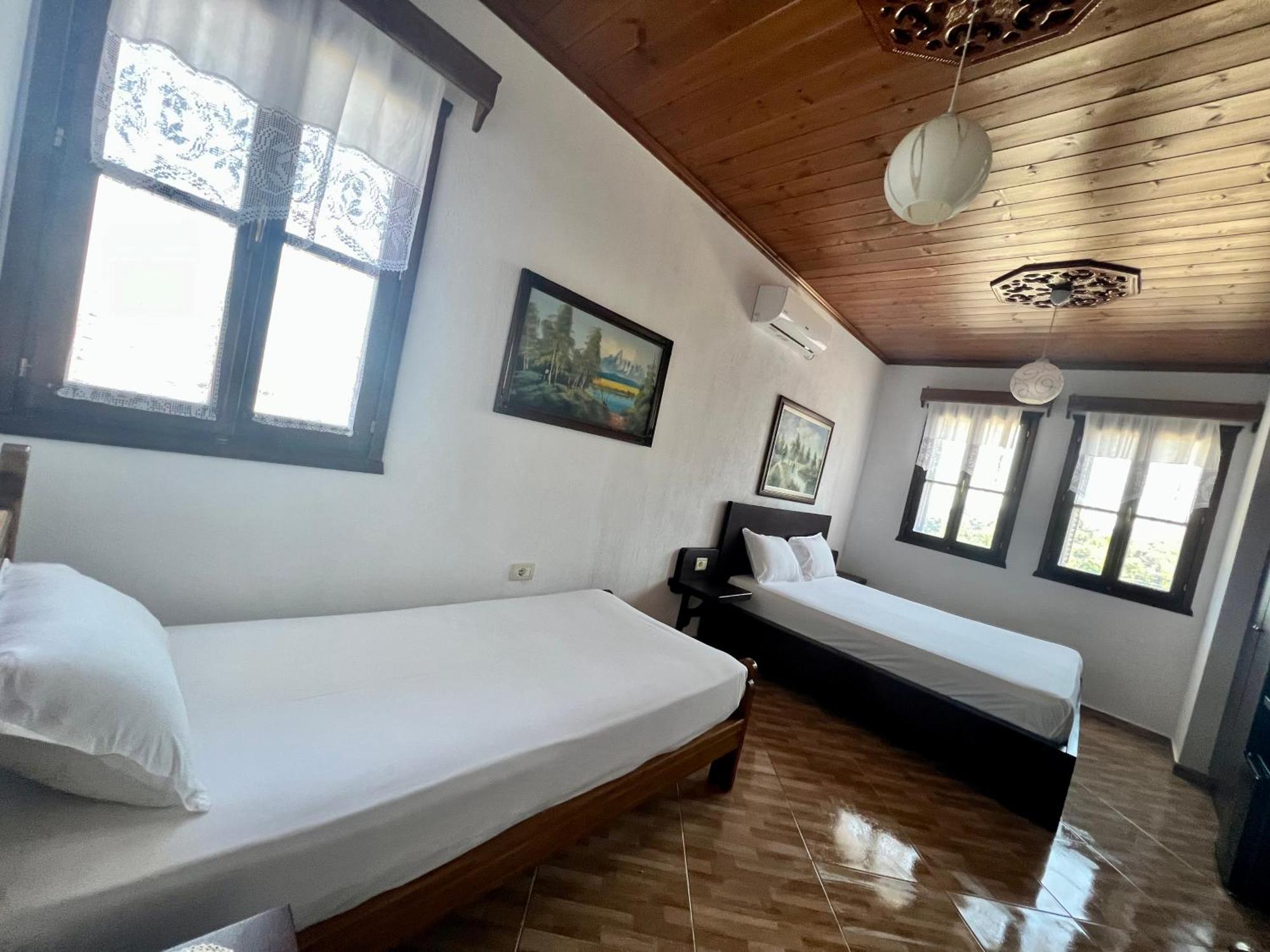 Denis Guesthouse 1930 Gjirokastër Buitenkant foto